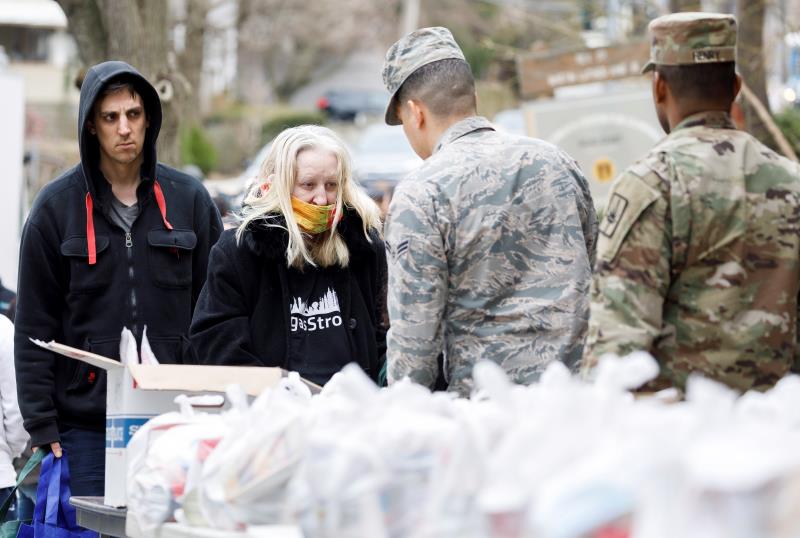 Guardia Nacional reparte comidas en zona cero del coronavirus en Nueva York