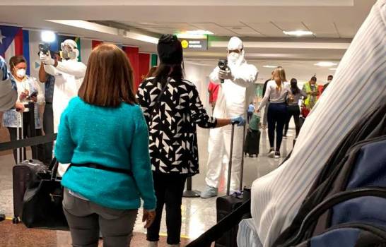 Realizan control de temperatura a pasajeros en el aeropuerto Las Américas