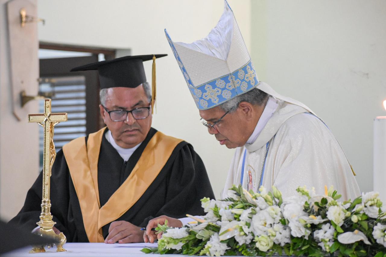 Juramentan a Monseñor Ramón Benito Ángeles Fernández como nuevo Rector de la UCSD