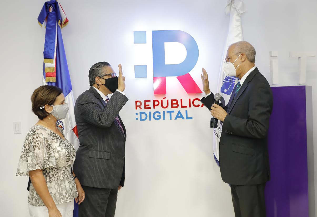 Presidencia juramenta nuevo director de OPTIC