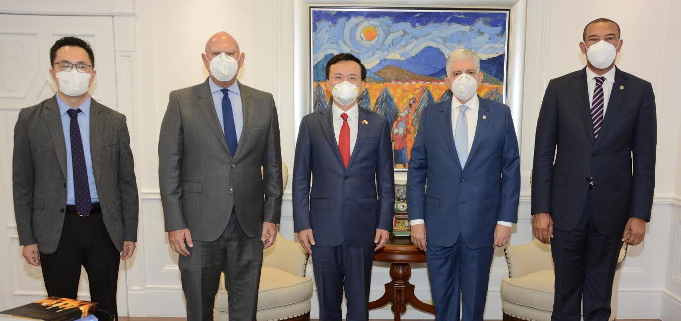 Presidente del Senado de la República recibe  visita de cortesía del embajador de la República China Popular Zhang Run