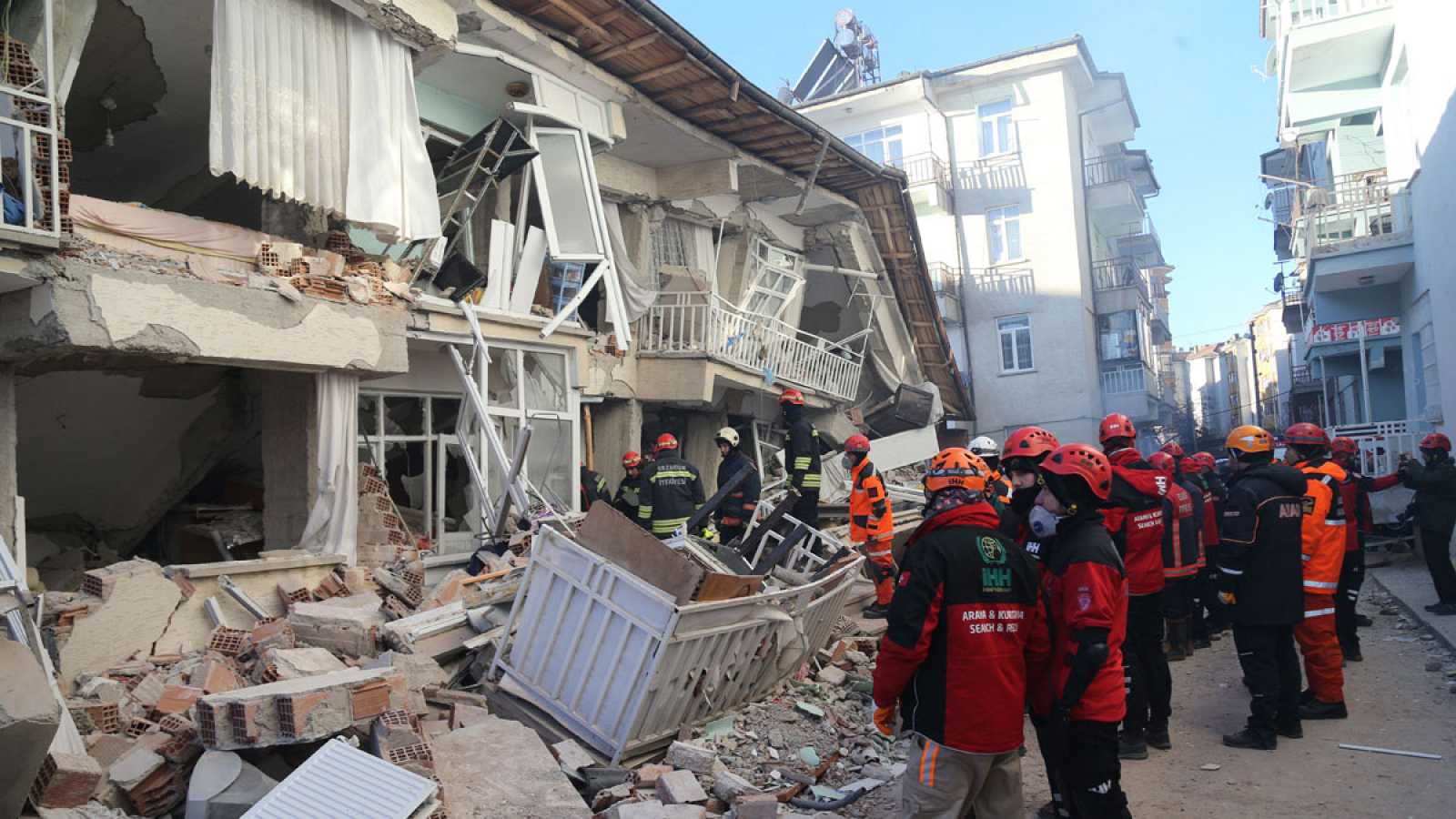Impactantes videos del tsunami en Turquía, tras el terremoto en el Mar Egeo
