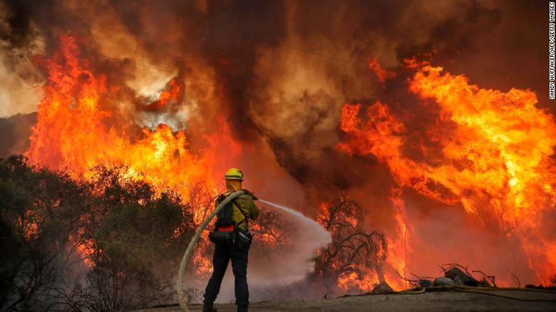 Incendios en California obligan a masivas evacuaciones