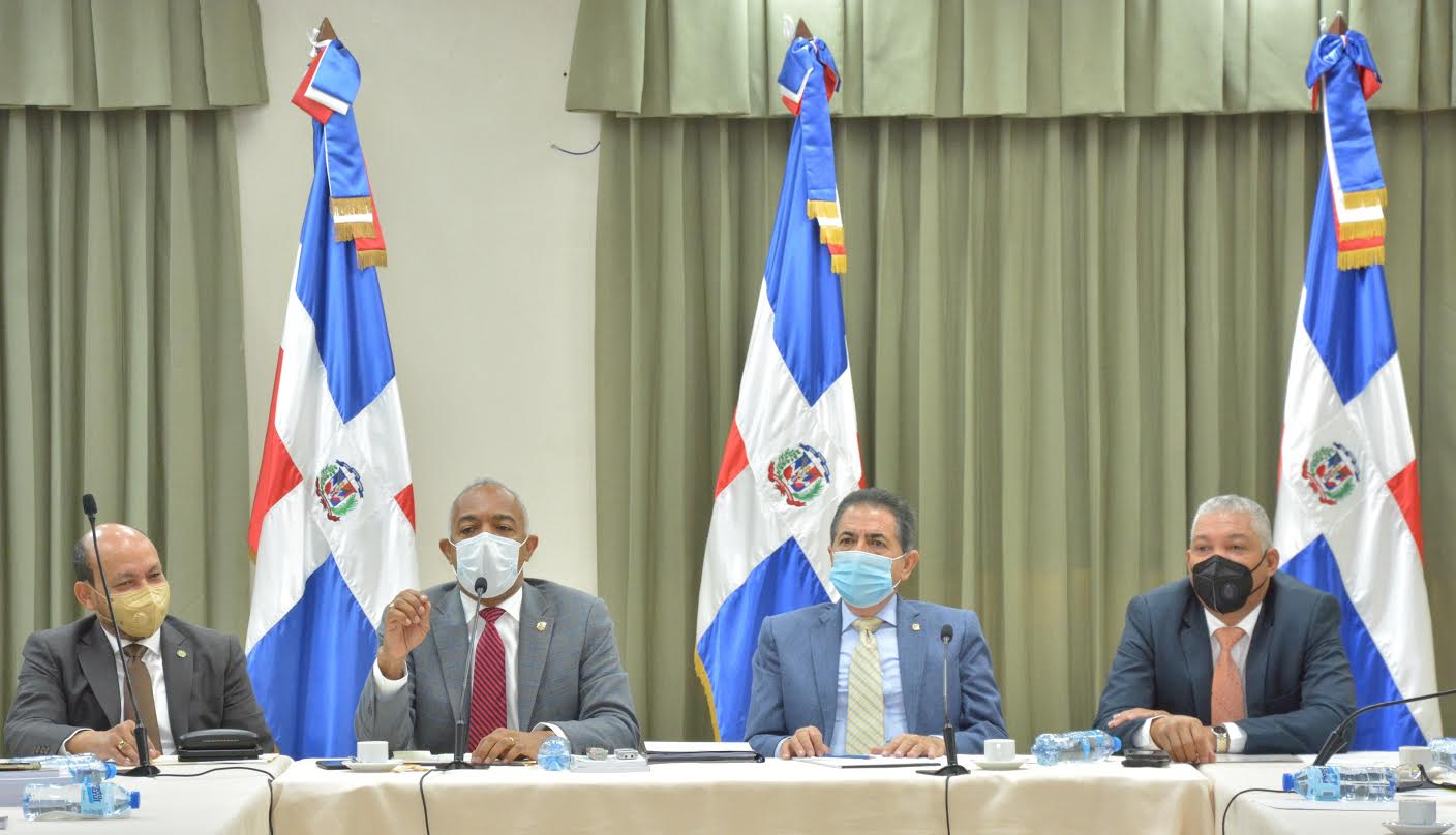 Comisión Bicameral que estudia Proyecto de Presupuesto General del Estado para el 2021 escucha a directores de la DGII y OMSA
