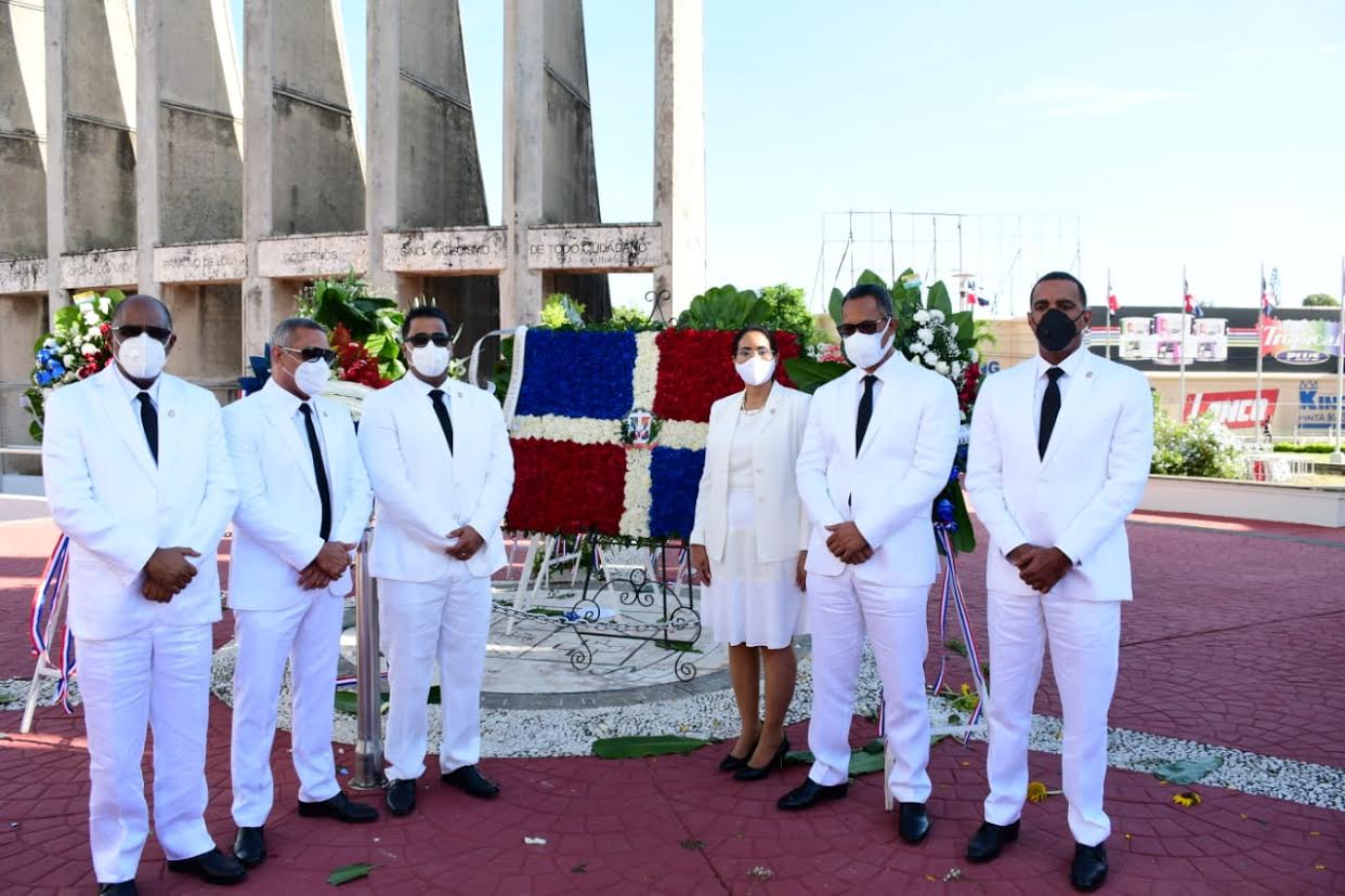 Senado  deposita Ofrenda Floral en Monumento de los Constituyentes en San Cristóbal en ocasión de 176 aniversario de la Constitución