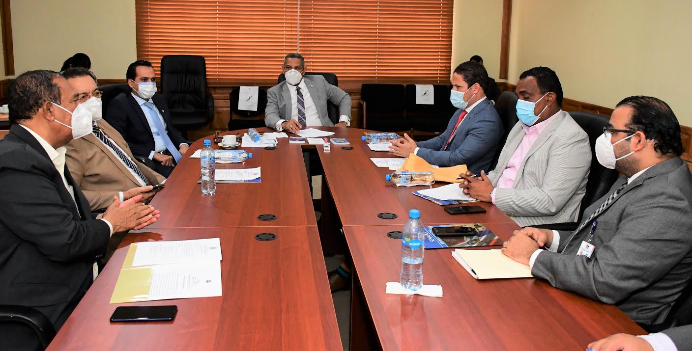 Senadores escuchan al director del INVI en torno a la entrega de apartamentos de manera irregular