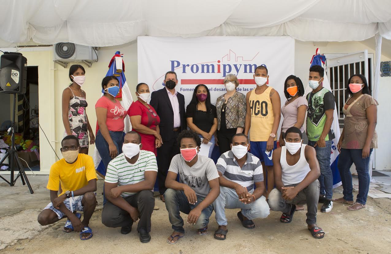 PROMIPYME otorga préstamo de RD$500,000 a propietaria de pequeño negocio de confección de ropa