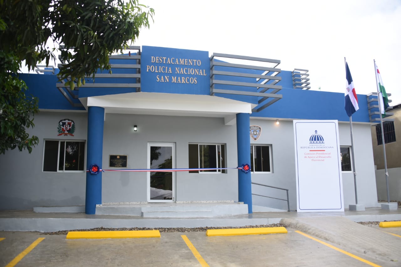 Inaugura tres destacamentos en Puerto Plata