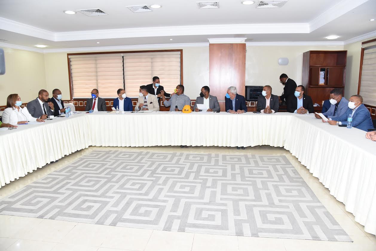 Diputados escuchan directivos del Club Los Trinitario, quienes piden sea manejado por ASDE