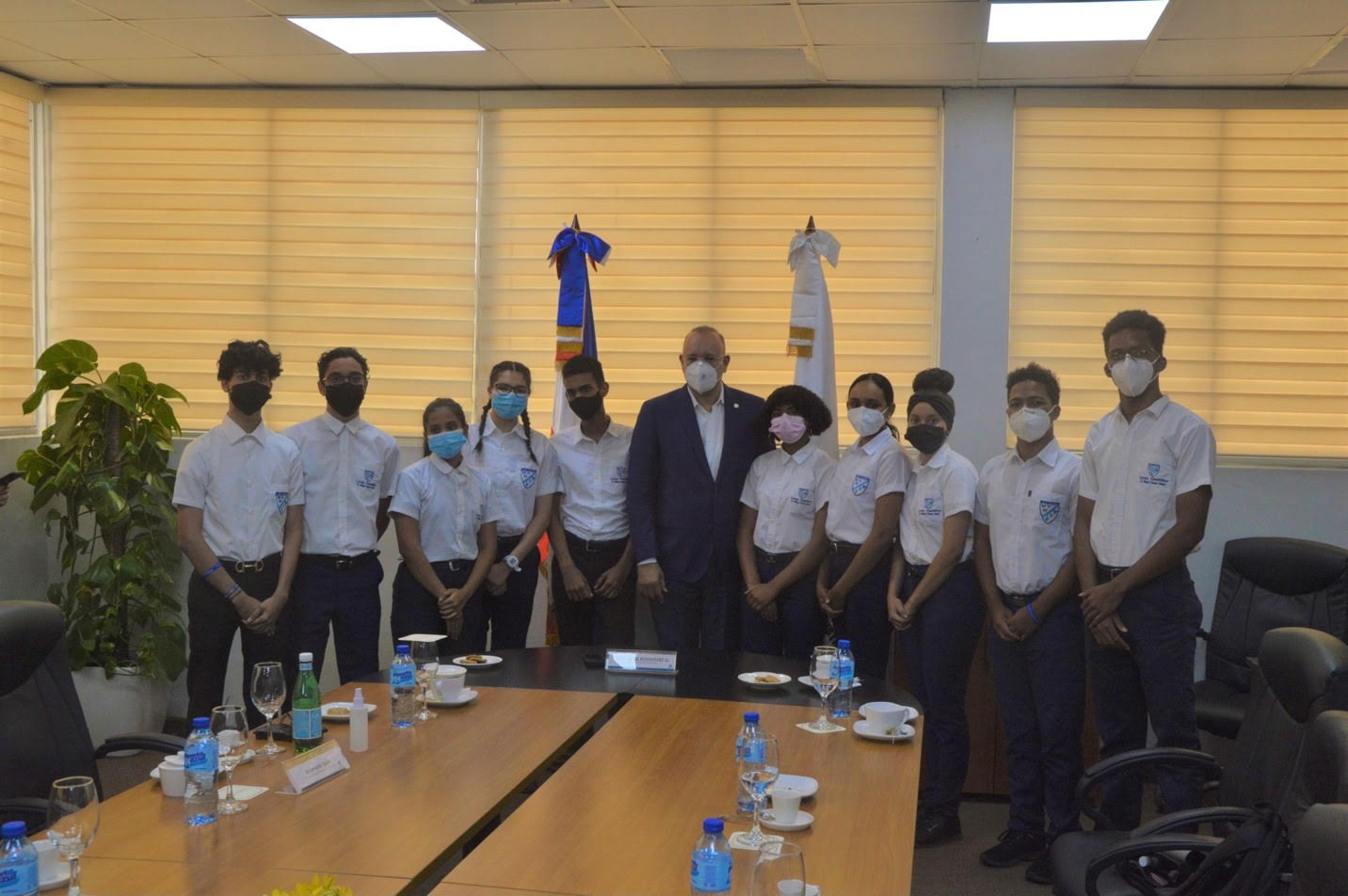 Director de Proindustria recibe visita de estudiantes del Liceo Científico de Salcedo