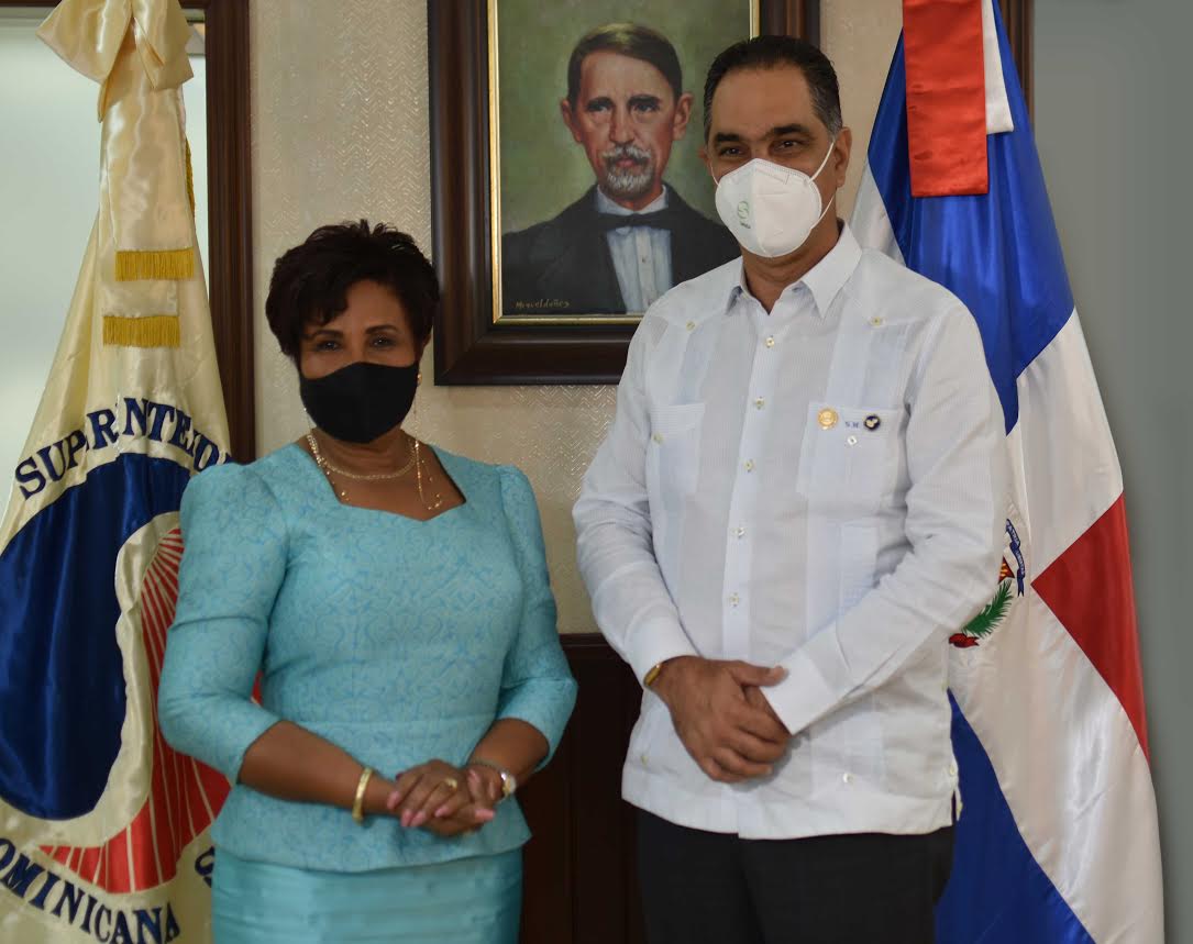 Director de Senasa realiza visita de cortesía a superintendente de seguros