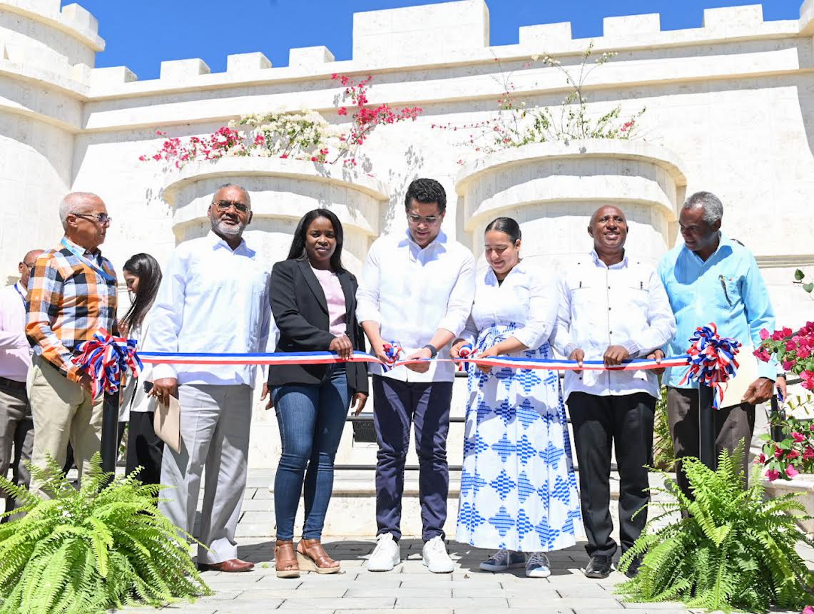 Ministro de Turismo inaugura parque en Bánica