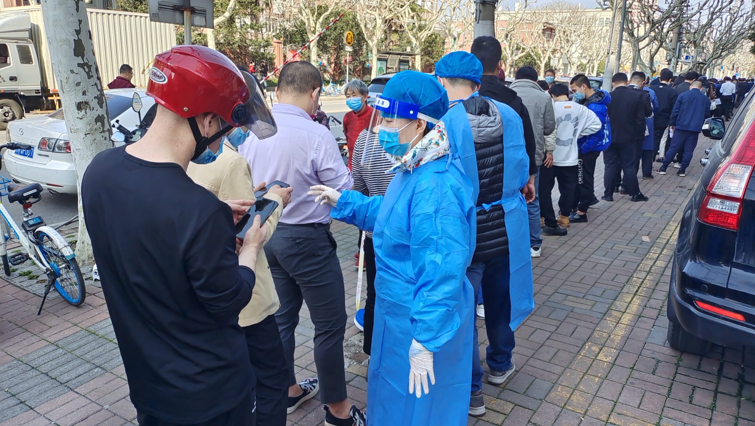 Pico de covid en China: Shenzhen cierra producción, Shanghái cierra escuelas