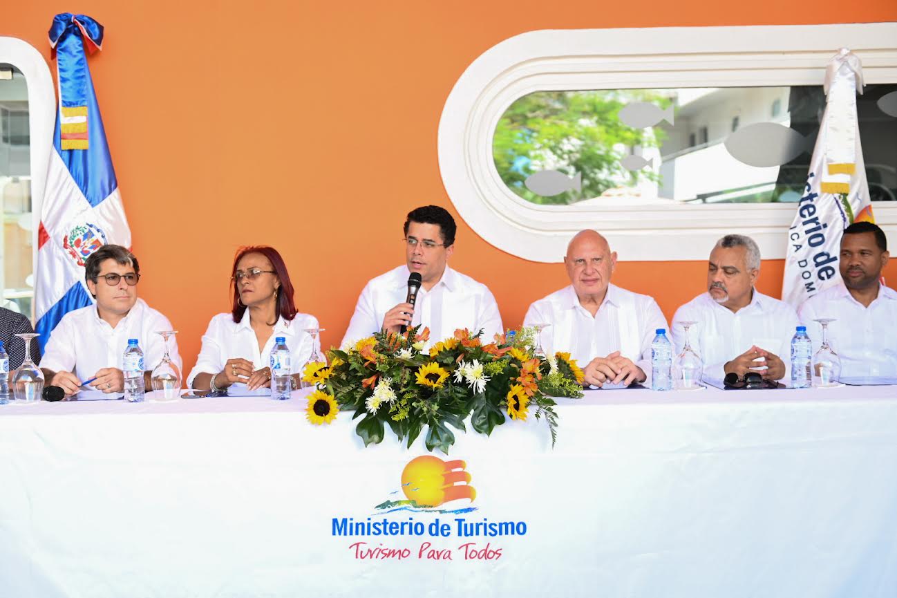Ministro de Turismo presenta diseño de lo que será el Pueblo de los Pescadores, en Las Terrenas.