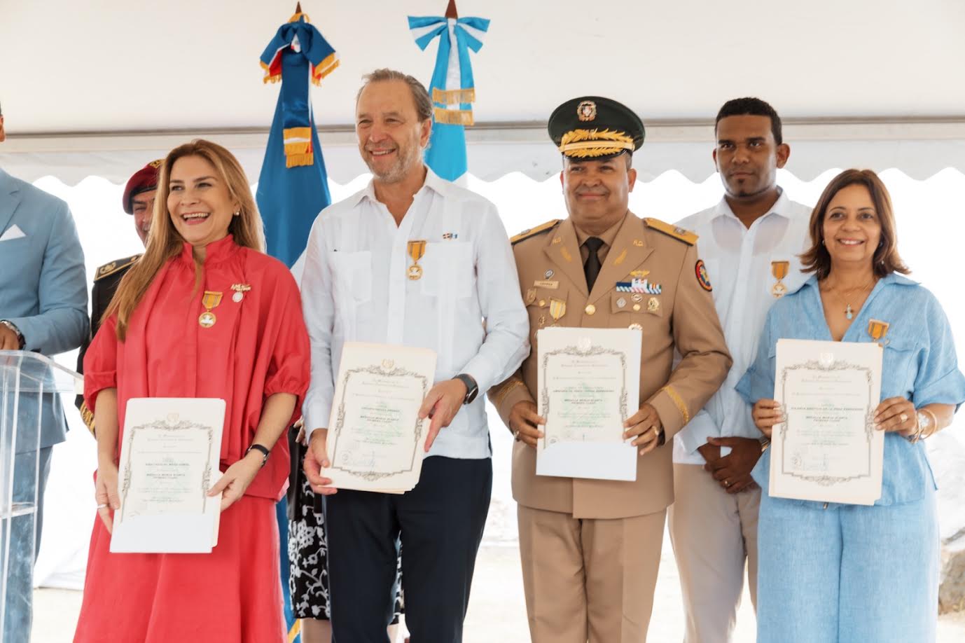 Carolina es condecorada por Guatemala con la medalla Monja Blanca en su primera clase
